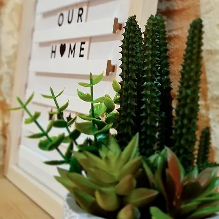 Hébergement de vacances A Charming And Cosy Townhouse In A Quaint Village *