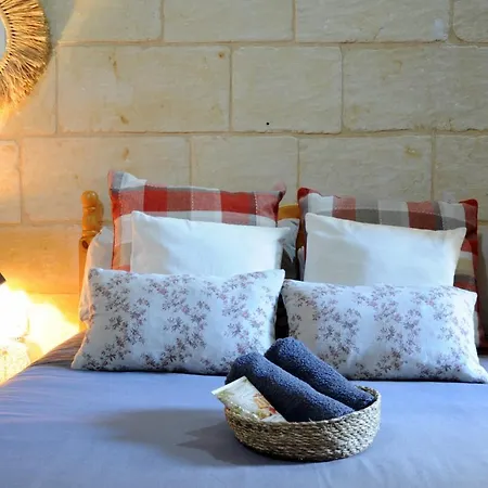 Дом отдыха Charming Townhouse With Terrace Gozo Саннат
